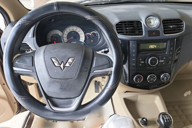 Used Wuling Hongguang 2014 1.5L S Comfort Model Center Console