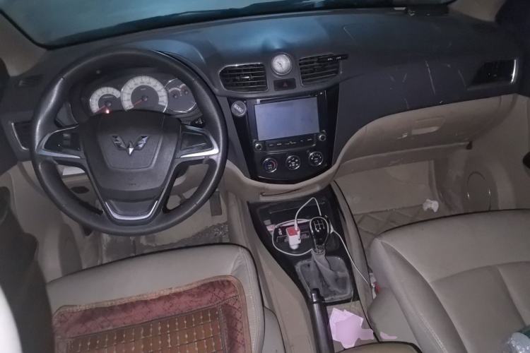 Used Wuling Hongguang 2014 1.5L S Luxury Model Center Console