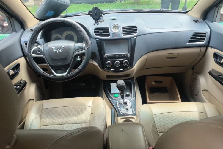 Used Wuling Hongguang 2014 1.5L S Automatic Comfort Edition Center Console