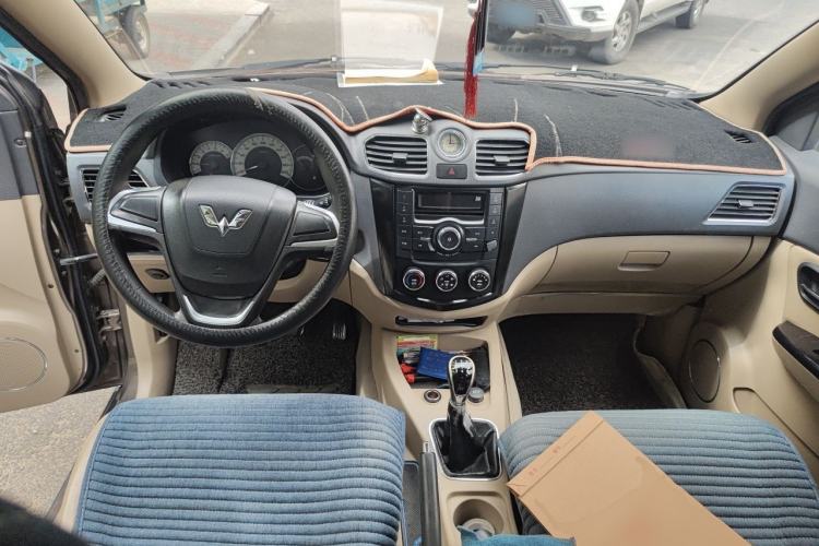 Used Wuling Hongguang 2014 1.2L S Comfort Model China IV Center Console