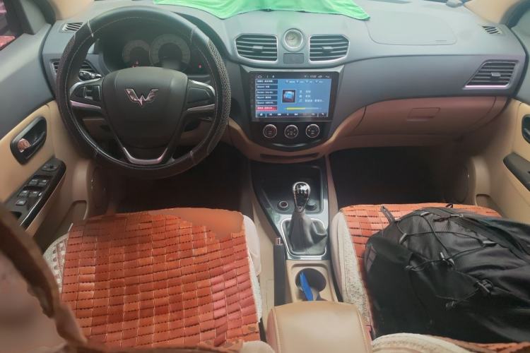 Used Wuling Hongguang 2014 1.5L S Luxury Model Center Console