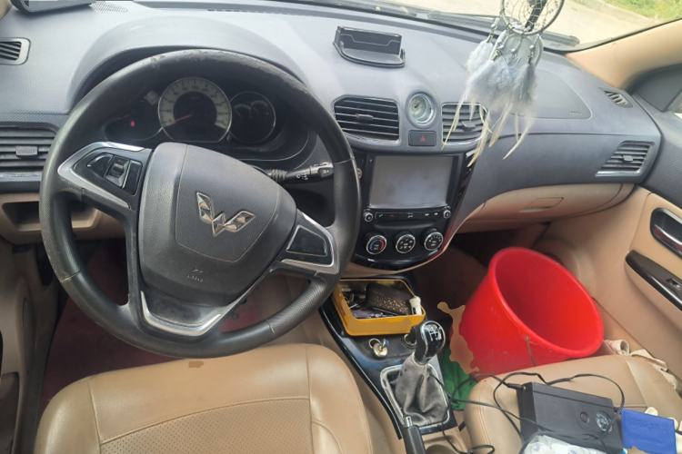 Used Wuling Hongguang 2014 1.5L S Luxury Model Center Console
