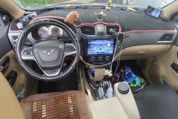 Used Wuling Hongguang 2014 1.5L S Automatic Luxury Model Center Console