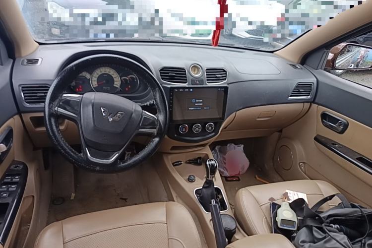 Used Wuling Hongguang 2014 1.5L S Comfort Model Center Console