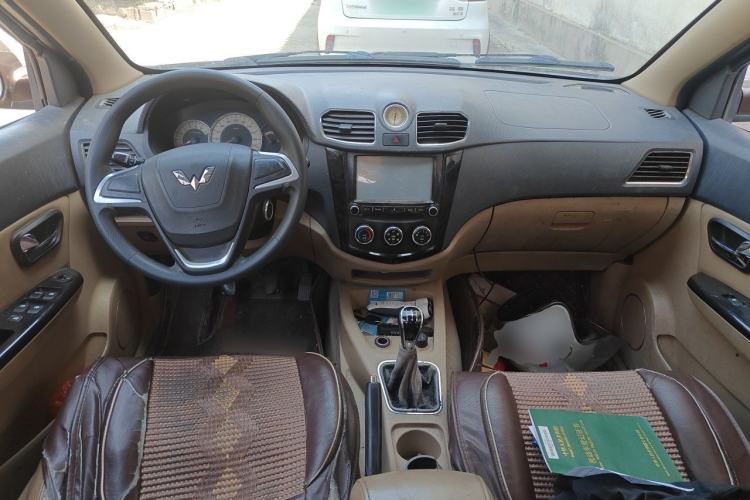 Used Wuling Hongguang 2014 1.2L S Comfort Model China IV Center Console
