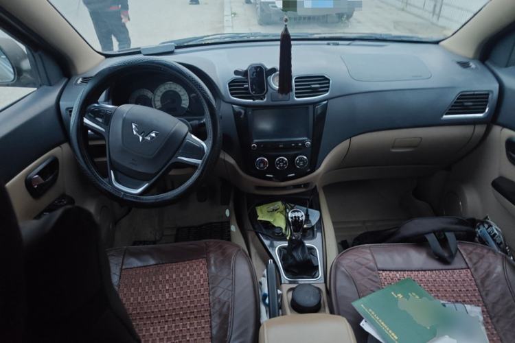 Used Wuling Hongguang 2014 1.5L S Luxury Model Center Console