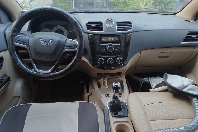 Used Wuling Hongguang 2014 1.2L S Comfort Model China IV Center Console
