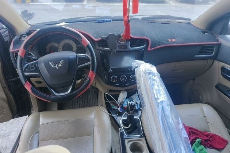 Used Wuling Hongguang 2014 1.5L S Luxury Model Center Console