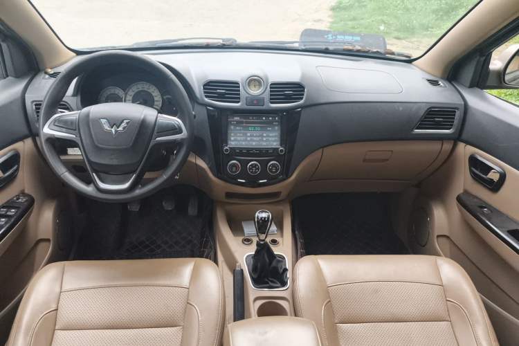 Used Wuling Hongguang 2014 1.5L S Comfort Model Center Console