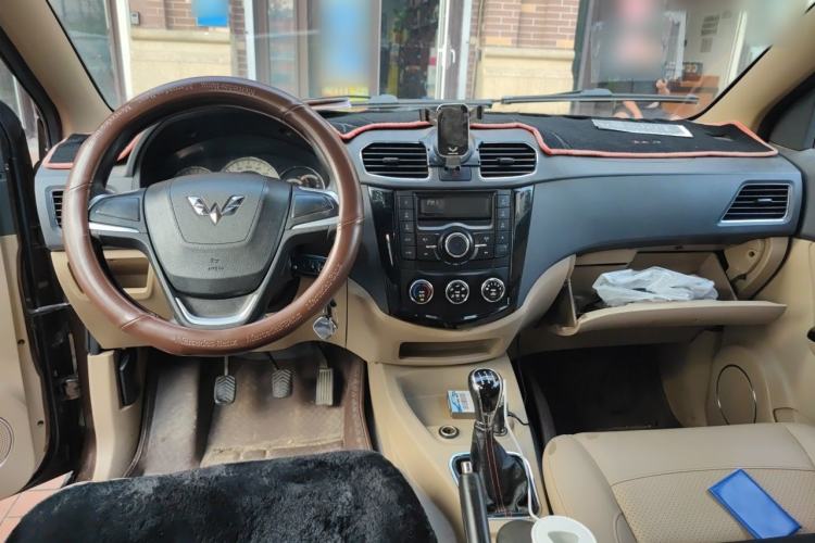 Used Wuling Hongguang 2014 1.5L S Comfort Model Center Console