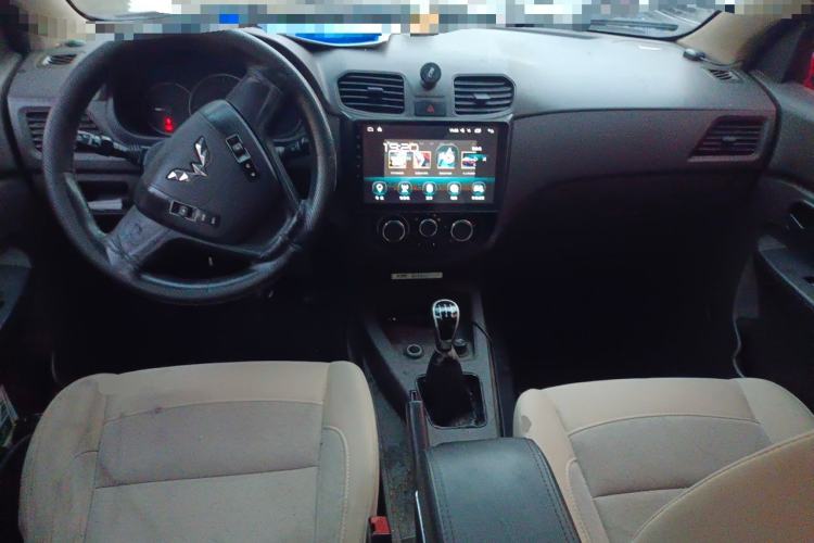 Used Wuling Hongguang 2014 1.5L S Automatic Comfort Edition Center Console
