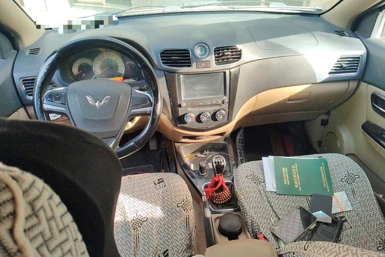 Used Wuling Hongguang 2014 1.5L S Luxury Model Center Console