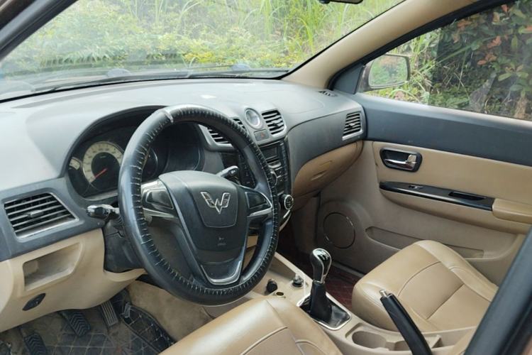 Used Wuling Hongguang 2014 1.5L S Comfort Model Center Console