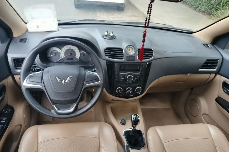 Used Wuling Hongguang 2014 1.5L S Comfort Model Center Console