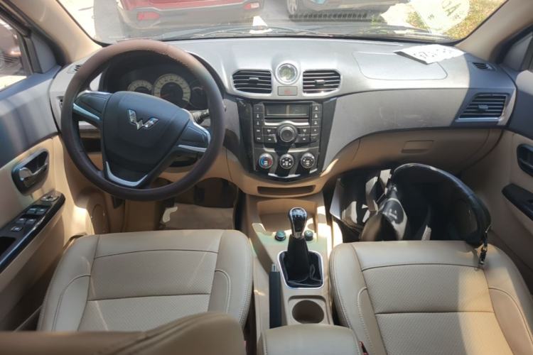 Used Wuling Hongguang 2014 1.5L S Comfort Model Center Console