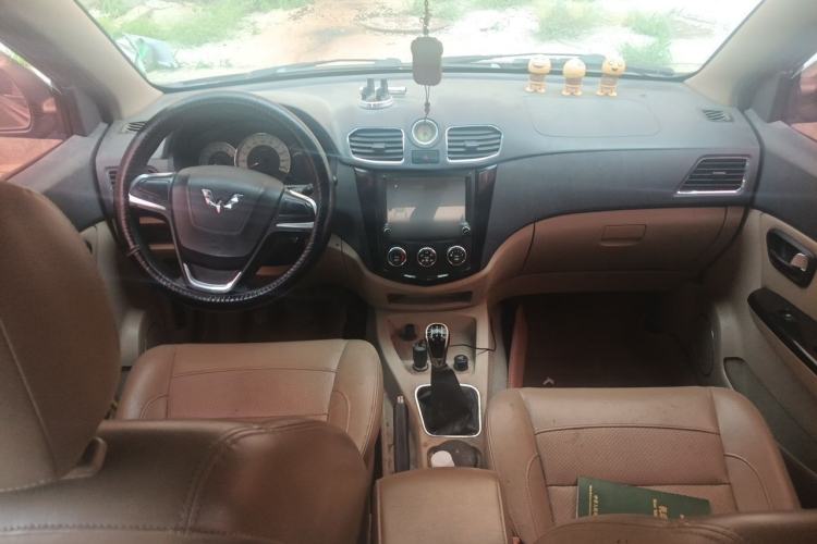 Used Wuling Hongguang 2014 1.5L S Comfort Model Center Console