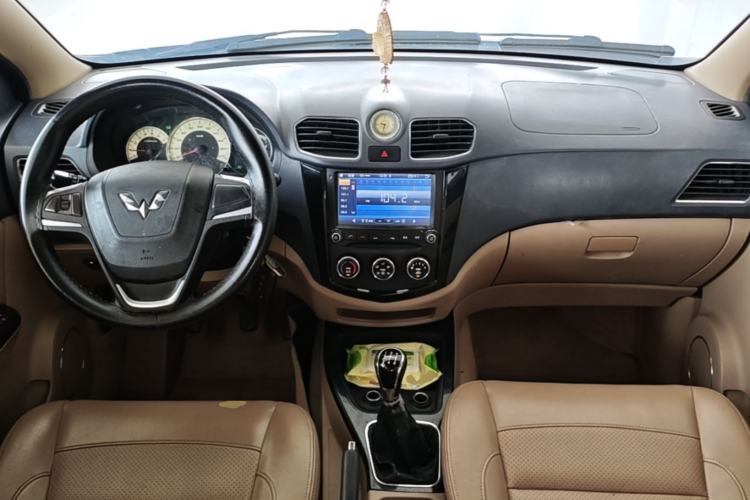 Used Wuling Hongguang 2014 1.5L S Luxury Model Center Console
