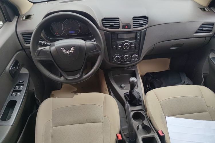 Used Wuling Hongguang 2014 1.5L S Standard Version Center Console