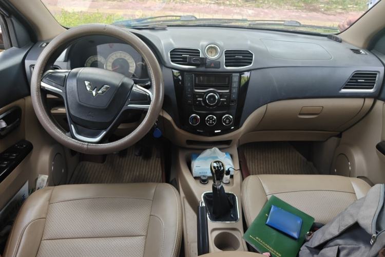 Used Wuling Hongguang 2014 1.5L S Comfort Model Center Console