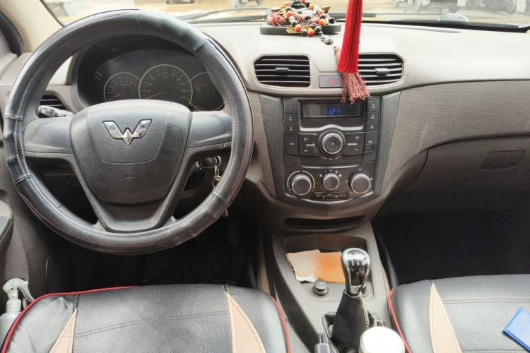 Used Wuling Hongguang 2014 1.5L S Standard Version Center Console