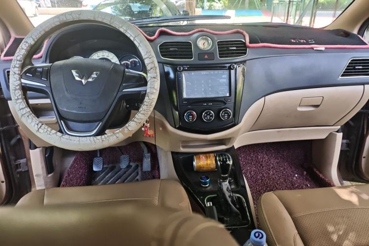 Used Wuling Hongguang 2014 1.5L S Luxury Model Center Console