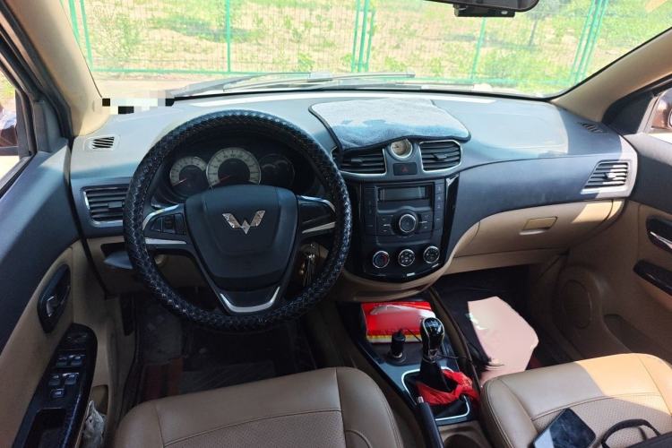 Used Wuling Hongguang 2014 1.5L S Standard Version Center Console