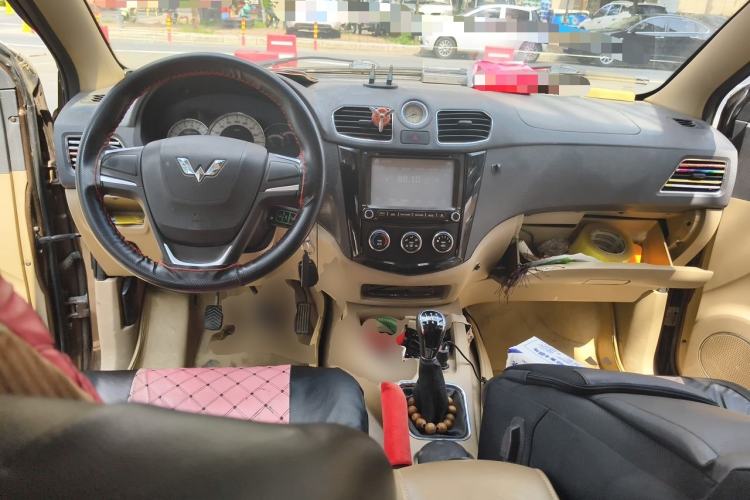 Used Wuling Hongguang 2014 1.5L S Comfort Model Center Console