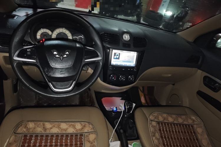 Used Wuling Hongguang 2014 1.5L S Luxury Model Center Console