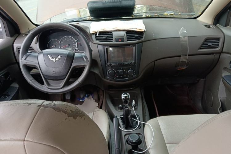 Used Wuling Hongguang 2014 1.2L Base Model China IV Center Console