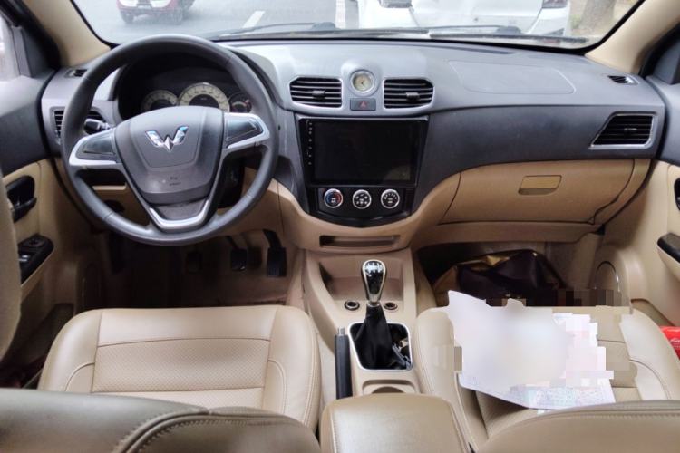 Used Wuling Hongguang 2014 1.5L S Comfort Model Center Console