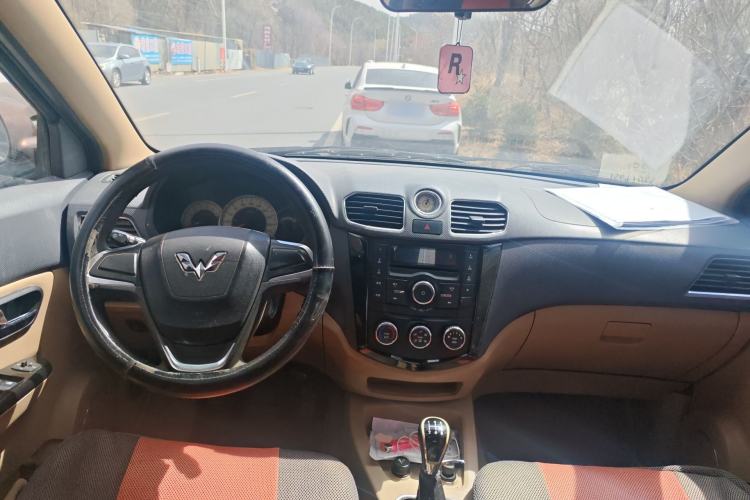 Used Wuling Hongguang 2014 1.5L S Comfort Model Center Console