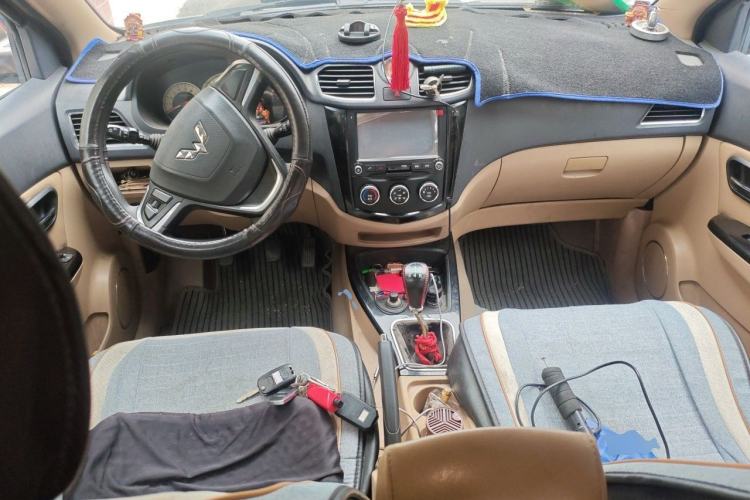 Used Wuling Hongguang 2014 1.5L S Luxury Model Center Console