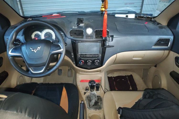 Used Wuling Hongguang 2014 1.5L S Comfort Model Center Console