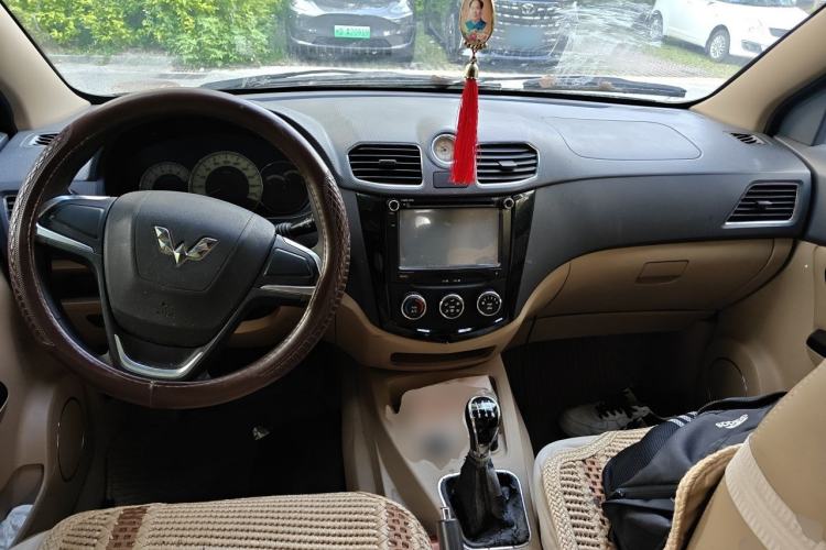 Used Wuling Hongguang 2014 1.5L S Comfort Model Center Console