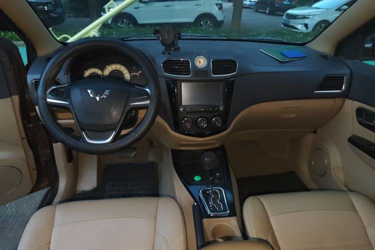 Used Wuling Hongguang 2014 1.5L S Automatic Luxury Model Center Console