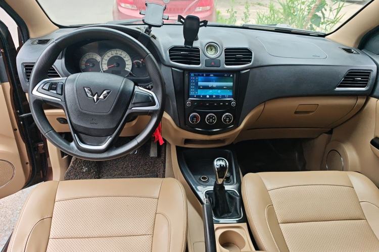Used Wuling Hongguang 2014 1.5L S Luxury Model Center Console