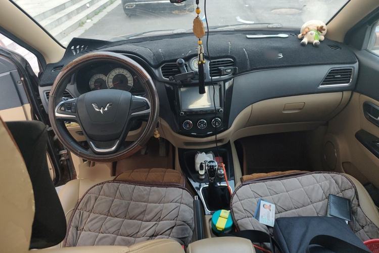 Used Wuling Hongguang 2014 1.5L S Luxury Model Center Console