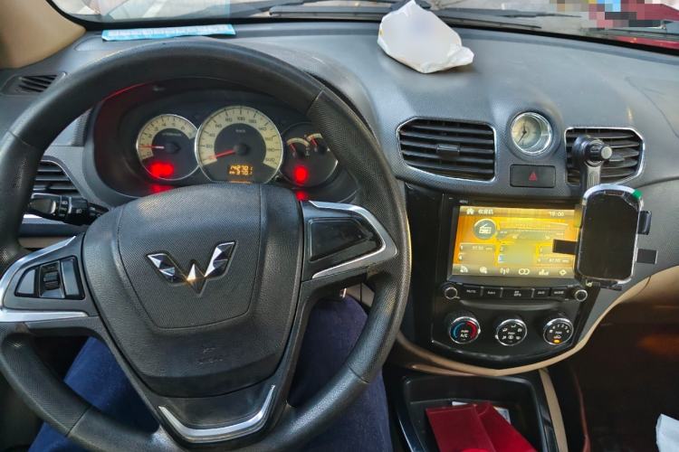Used Wuling Hongguang 2014 1.5L S Luxury Model Center Console