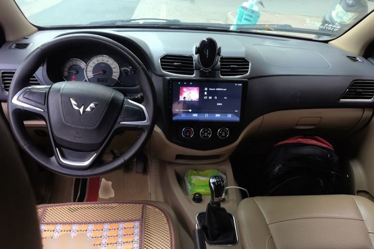 Used Wuling Hongguang 2014 1.5L S Comfort Model Center Console