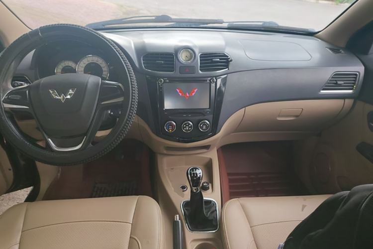 Used Wuling Hongguang 2014 1.5L S Comfort Model Center Console