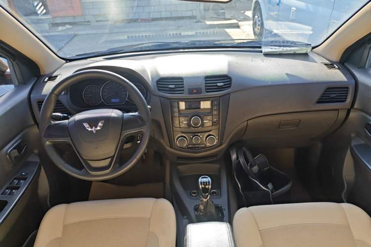 Used Wuling Hongguang 2014 1.5L S Standard Version Center Console