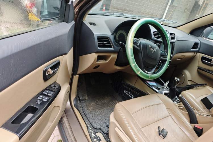 Used Wuling Hongguang 2014 1.5L S Luxury Model Driver Seat
