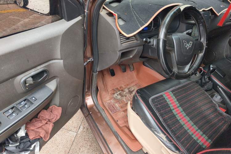 Used Wuling Hongguang 2014 1.5L S Standard Version Driver Seat