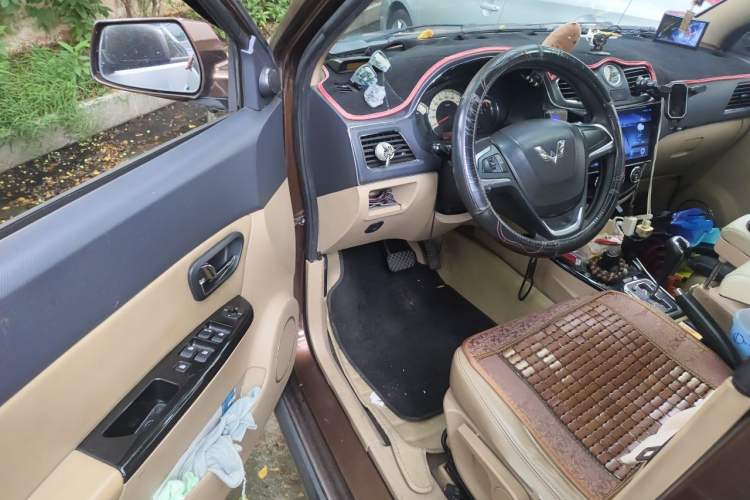 Used Wuling Hongguang 2014 1.5L S Automatic Luxury Model Driver Seat