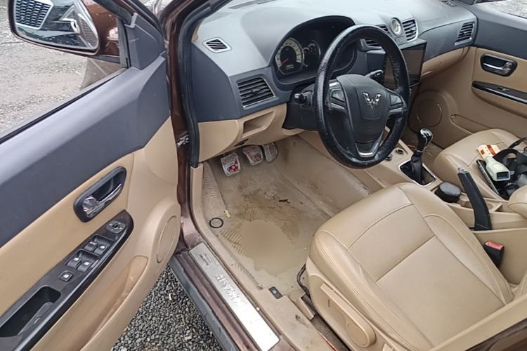 Used Wuling Hongguang 2014 1.5L S Comfort Model Driver Seat