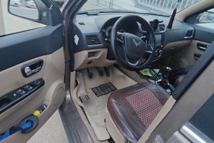 Used Wuling Hongguang 2014 1.5L S Luxury Model Driver Seat