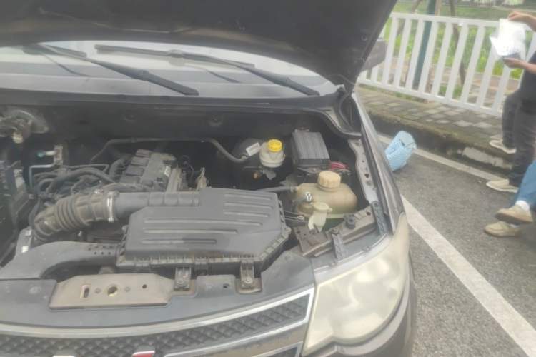 Used Wuling Hongguang 2014 1.5L S Standard Version Engine Bay Left