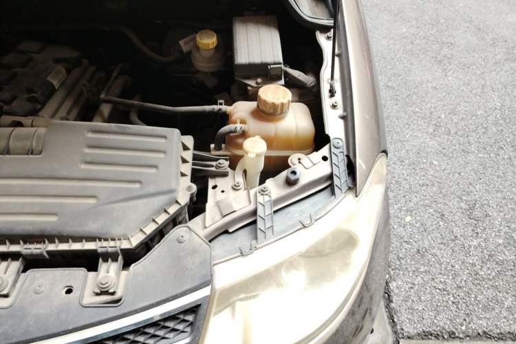 Used Wuling Hongguang 2014 1.5L Standard Version Engine Bay Left