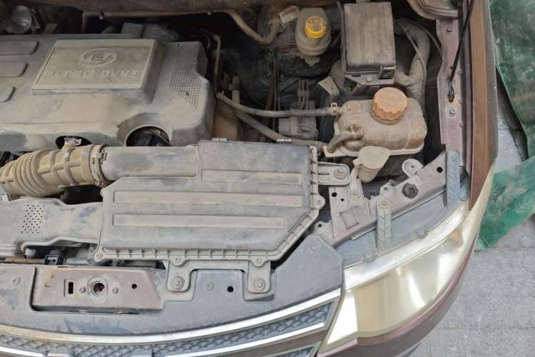 Used Wuling Hongguang 2014 1.5L S Luxury Model Engine Bay Left