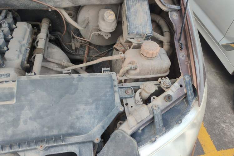 Used Wuling Hongguang 2014 1.2L S Standard Version China IV Standard Engine Bay Left